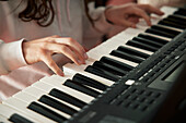 Teenager-Mädchen beim Keyboard-Unterricht