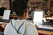 Teenager beim Keyboard-Unterricht