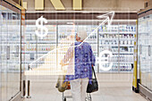 Finanzkarte und ältere Frau beim Einkaufen im Supermarkt