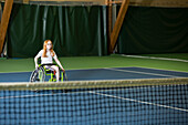 Mädchen im Rollstuhl spielt Tennis
