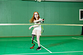 Mädchen mit Beinprothese spielt Badminton