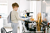 Junge bereitet Essen in der Küche zu