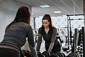 Frau trainiert im Fitnessstudio