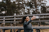 Lächelnde Frau macht Selfie