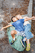 Kinderfreunde liegen auf einem bemalten Felsen