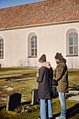 Ehepaar auf dem Friedhof