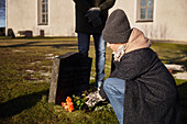 Ehepaar auf dem Friedhof
