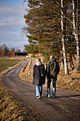 Paar spazierend auf unbefestigter Straße