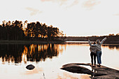 Weibliches Paar stehend am See