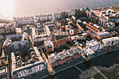 Luftaufnahme von Wohngebäuden an der Meeresküste