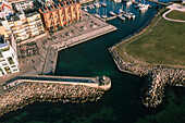 Luftaufnahme eines kleinen Jachthafens
