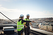 Arbeiter stehen auf dem Dach