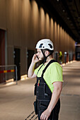 Arbeiter benutzt Handy auf der Baustelle