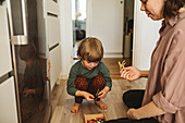 Mutter und Sohn spielen zusammen