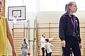 Lehrerin beaufsichtigt Kinder während des Sportunterrichts