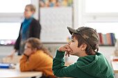 Junge sitzt im Klassenzimmer