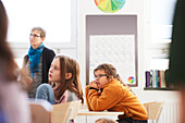 Kinder sitzen im Klassenzimmer