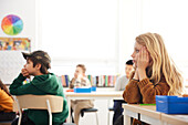 Mädchen sitzt im Klassenzimmer