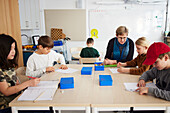 Schüler und Lehrer sitzen im Klassenzimmer
