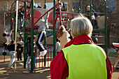 Wächterin beobachtet Kinder auf dem Spielplatz