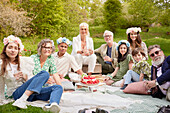 Porträt einer Familie beim Picknick