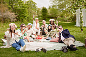 Porträt einer Familie beim Picknick