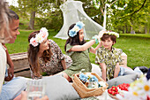 Familie mit Blumenkränzen beim Picknick