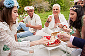 Familie isst Erdbeerkuchen beim Picknick