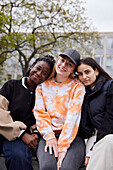 Drei junge Studentinnen auf dem Campus