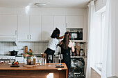 Frauen in der Küche