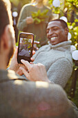 Hand mit Mobiltelefon beim Fotografieren