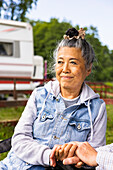 Lächelnde ältere Frau auf dem Campingplatz