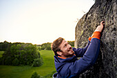 Lächelnder Mann beim Klettern