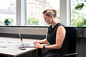 Geschäftsfrau mit Laptop im Büro