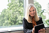 Lächelnde Geschäftsfrau mit digitalem Tablet