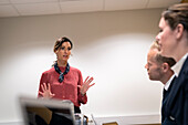 Geschäftsfrau bei einer Präsentation während einer Besprechung