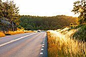 Auto auf Straße bei Sonnenuntergang