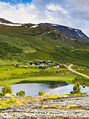 Blick auf den See in den Bergen