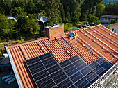 Installation von Sonnenkollektoren auf dem Dach eines Hauses
