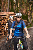 Radfahrerinnen auf Waldweg