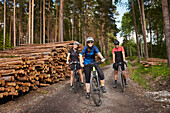 Porträt von Radfahrern auf einem Waldweg