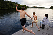 Brüder springen in den See