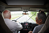 Älteres Paar reist mit Van
