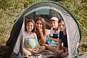 Kinder sitzen im Zelt