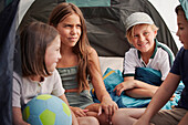 Kinder sitzen im Zelt