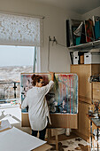 Künstlerin bereitet Gemälde im Atelier vor