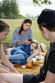 Mutter mit Kindern beim Picknick