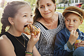 Mutter macht Picknick mit Kindern