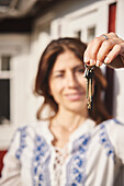 Frau hält Hausschlüssel