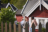 Frauen im Gespräch vor einem Holzhaus
